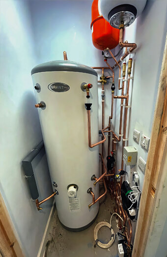 https://eastperthhotwater.com.au/uploads/2025/06/gas-hot-water-system-11703.jpg